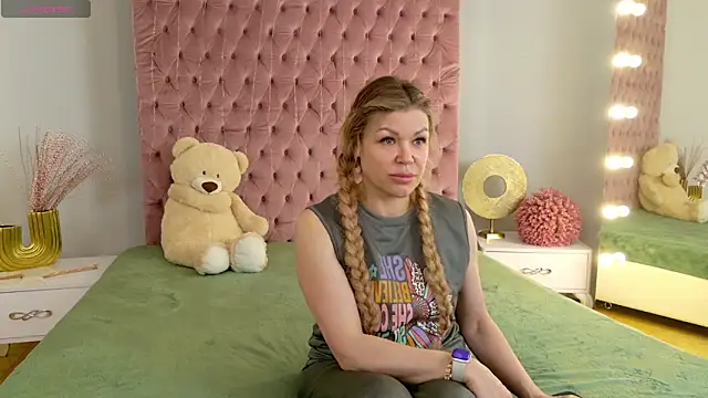 Snapshot of Eloises chatting on June 8, 6:47 am Eloises online show from June 8, 6:47 am