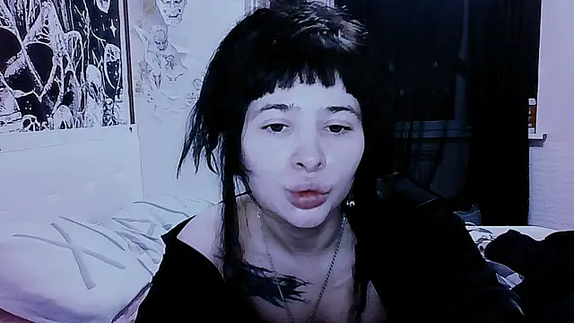 AllisonDeetz online show from June 13, 7:01 pm