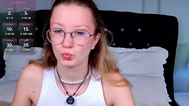 Snapshot of AmelieViolet chatting on May 20, 3:34 am AmelieViolet online show from May 20, 3:34 am