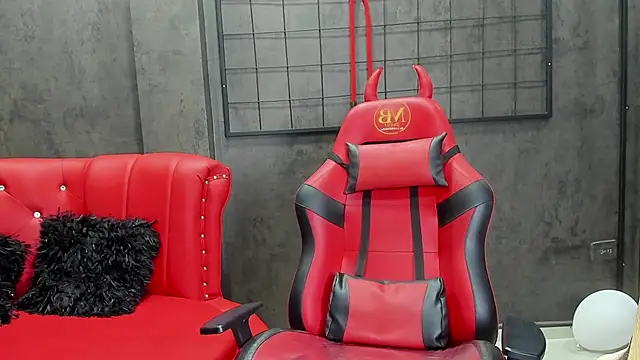 Snapshot of Issis_Millf chatting on March 21, 12:21 pm Issis Millf online show from March 21, 12:21 pm