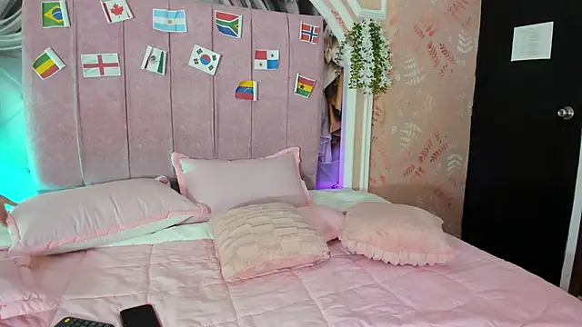 Snapshot of dulce_girls chatting on June 20, 11:46 am dulce girls online show from June 20, 11:46 am
