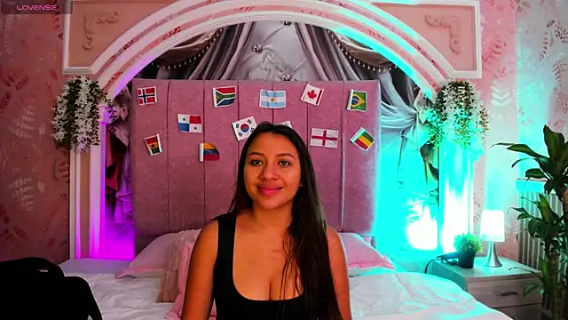 Snapshot of dulce_girls chatting on June 29, 11:43 am dulce girls online show from June 29, 11:43 am