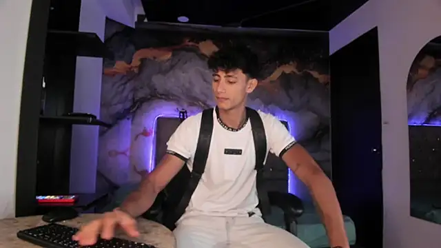 Snapshot of MaxiimoRomano_ chatting on May 13, 1:30 pm MaxiimoRomano online show from May 13, 1:30 pm