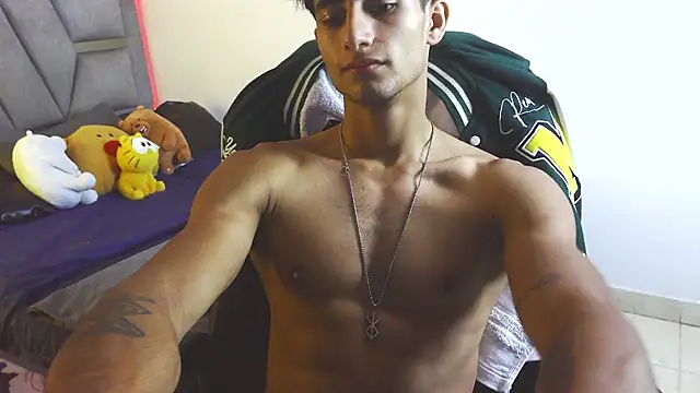 Snapshot of MaxiimoRomano_ chatting on May 22, 2:55 pm MaxiimoRomano online show from May 22, 2:55 pm