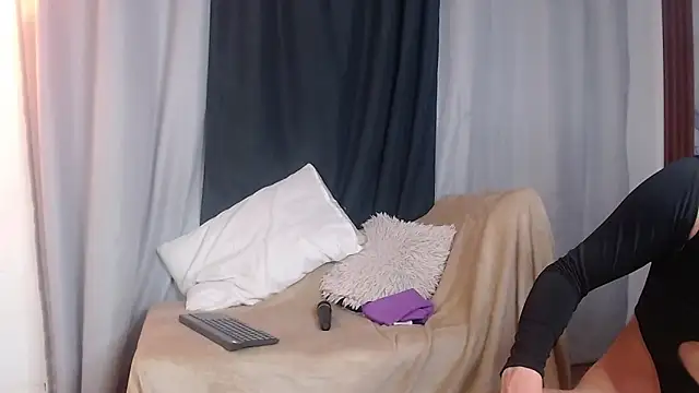 Snapshot of Astrid_Porno chatting on May 28, 8:39 pm Astrid Porno online show from May 28, 8:39 pm
