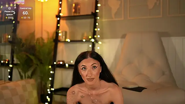 Snapshot of EllieJules chatting on August 7, 2:35 am EllieJules online show from August 7, 2:35 am