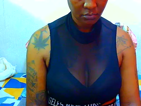 Snapshot of Tattooedgoddess33 chatting on March 30, 8:15 am Tattooedgoddess33 online show from March 30, 8:15 am