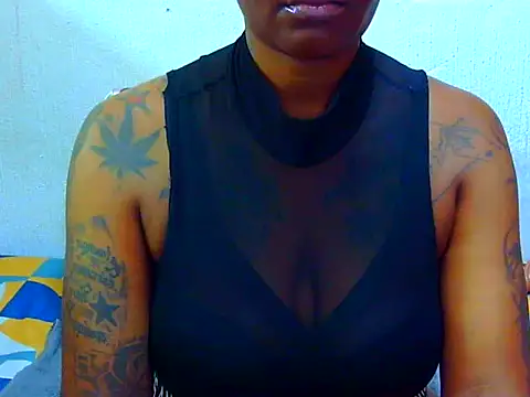 Snapshot of Tattooedgoddess33 chatting on March 31, 6:19 pm Tattooedgoddess33 online show from March 31, 6:19 pm
