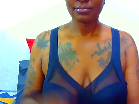 Snapshot of Tattooedgoddess33 chatting on April 12, 4:23 pm Tattooedgoddess33 online show from April 12, 4:23 pm