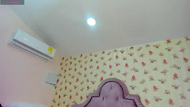 Snapshot of crystal_watson0 chatting on May 13, 1:30 pm crystal watson0 online show from May 13, 1:30 pm