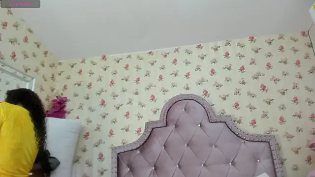 Snapshot of crystal_watson0 chatting on June 17, 2:07 pm crystal watson0 online show from June 17, 2:07 pm