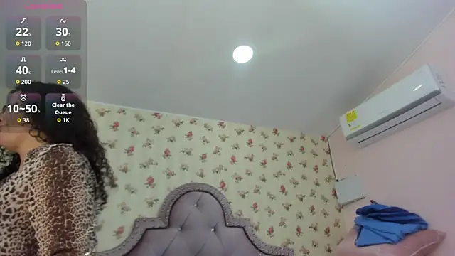 Snapshot of crystal_watson0 chatting on June 18, 2:10 pm crystal watson0 online show from June 18, 2:10 pm