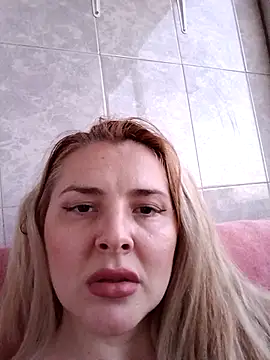 Snapshot of Maria3879 chatting on April 15, 7:10 pm Maria3879 online show from April 15, 7:10 pm