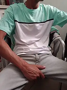 Snapshot of Skinboy06 chatting on July 15, 10:42 am Skinboy06 online show from July 15, 10:42 am