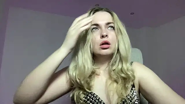Snapshot of EvaKraz chatting on April 15, 9:15 pm EvaKraz online show from April 15, 9:15 pm