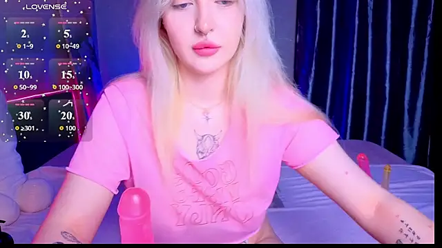 Snapshot of BlondieSummer chatting on June 25, 6:12 pm BlondieSummer online show from June 25, 6:12 pm