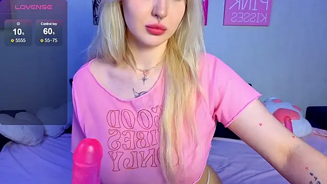 Snapshot of BlondieSummer chatting on June 28, 6:25 pm BlondieSummer online show from June 28, 6:25 pm