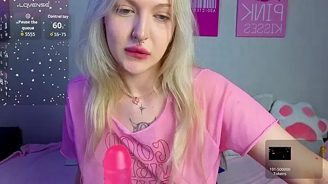 Snapshot of BlondieSummer chatting on July 9, 6:12 pm BlondieSummer online show from July 9, 6:12 pm