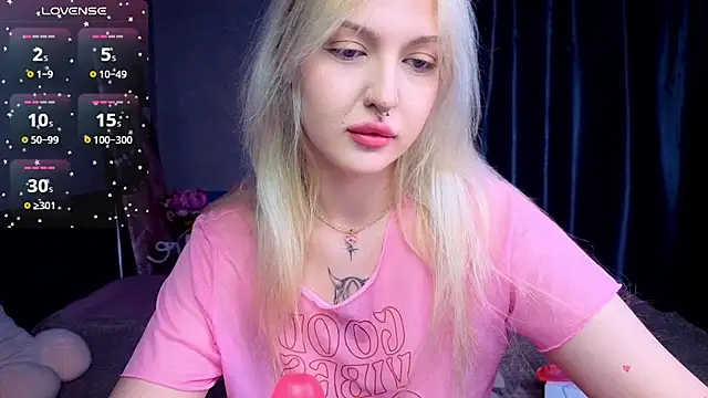 Snapshot of BlondieSummer chatting on July 13, 6:22 pm BlondieSummer online show from July 13, 6:22 pm