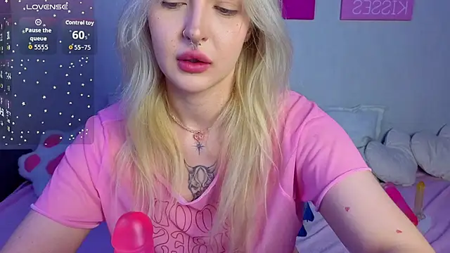 Snapshot of BlondieSummer chatting on July 14, 6:02 pm BlondieSummer online show from July 14, 6:02 pm