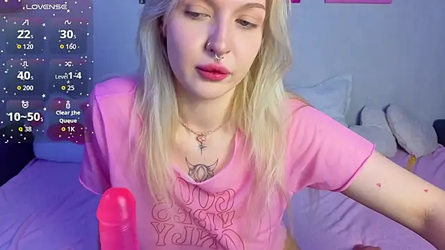 Snapshot of BlondieSummer chatting on July 16, 6:14 pm BlondieSummer online show from July 16, 6:14 pm