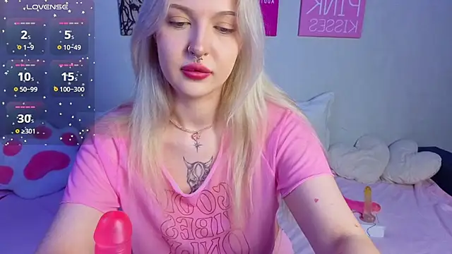 Snapshot of BlondieSummer chatting on July 23, 6:39 pm BlondieSummer online show from July 23, 6:39 pm