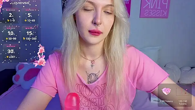Snapshot of BlondieSummer chatting on July 25, 4:15 pm BlondieSummer online show from July 25, 4:15 pm