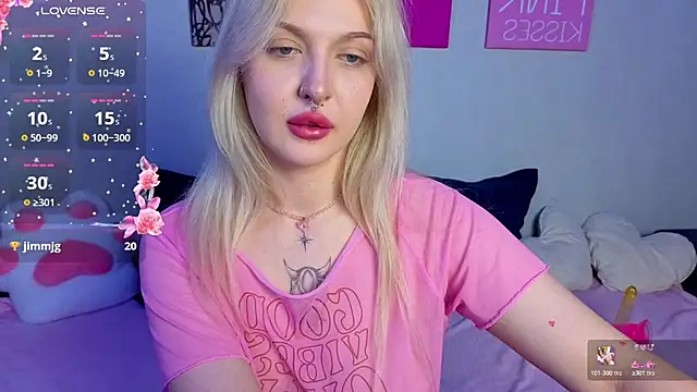 Snapshot of BlondieSummer chatting on July 28, 6:53 pm BlondieSummer online show from July 28, 6:53 pm
