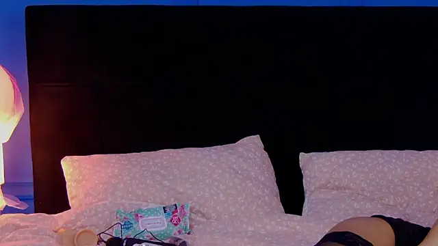 Snapshot of SiennaChantal chatting on March 29, 8:14 am SiennaChantal online show from March 29, 8:14 am