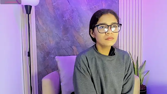 Snapshot of alina_sauvage chatting on May 12, 11:29 am alina sauvage online show from May 12, 11:29 am