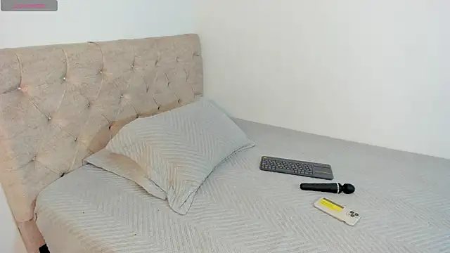 Snapshot of Sofi_Martinez1 chatting on April 16, 5:41 am Sofi Martinez1 online show from April 16, 5:41 am