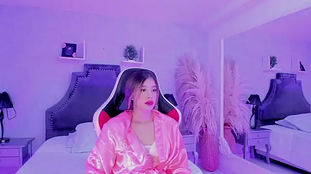 EmilyJohnsoon online show from April 25, 2:47 pm