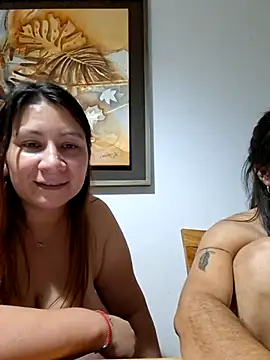 Snapshot of Gia-and-Lara chatting on April 9, 12:32 am Gia-and-Lara online show from April 9, 12:32 am