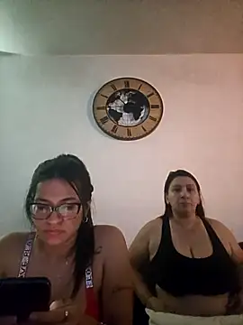Snapshot of Gia-and-Lara chatting on April 18, 5:39 pm Gia-and-Lara online show from April 18, 5:39 pm