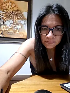 Snapshot of Gia-and-Lara chatting on May 20, 11:33 pm Gia-and-Lara online show from May 20, 11:33 pm