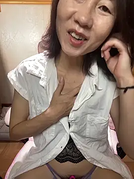 lilysister66 online show from April 21, 6:20 am