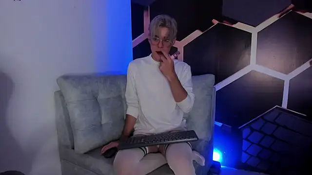 Snapshot of Tom_Parker_ chatting on August 3, 10:35 pm Tom Parker online show from August 3, 10:35 pm