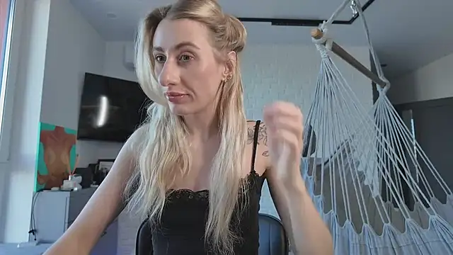 Snapshot of HEY_KITSUNKA chatting on April 4, 1:30 pm HEY KITSUNKA online show from April 4, 1:30 pm