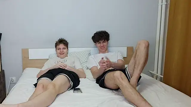 Snapshot of 1gay1straight chatting on March 27, 10:09 pm 1gay1straight online show from March 27, 10:09 pm