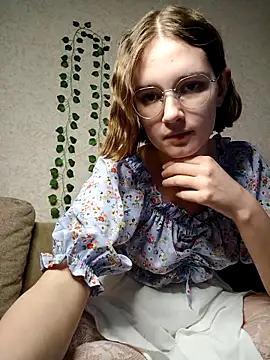 Snapshot of Heyy_Mia chatting on March 27, 4:29 pm Heyy Mia online show from March 27, 4:29 pm