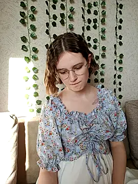 Snapshot of Heyy_Mia chatting on March 28, 1:43 pm Heyy Mia online show from March 28, 1:43 pm