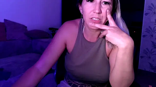 Snapshot of kendra_peach chatting on March 25, 9:10 pm kendra peach online show from March 25, 9:10 pm