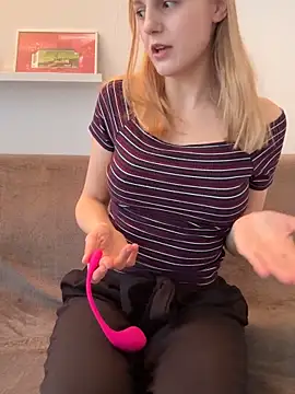 CutieLaura online show from March 25, 7:58 am