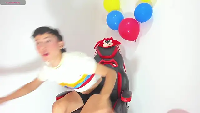 Snapshot of noah11_18 chatting on March 26, 9:20 pm noah11 18 online show from March 26, 9:20 pm