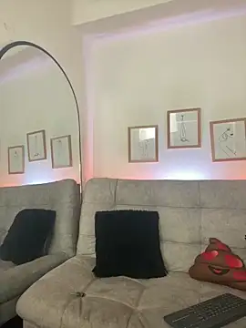 Snapshot of CharlotteCopper_ chatting on April 1, 10:27 am CharlotteCopper online show from April 1, 10:27 am