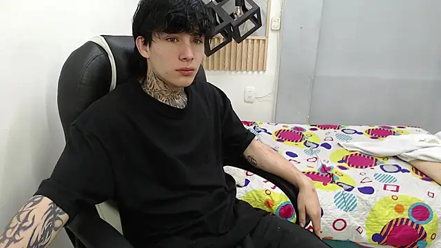 Snapshot of naty_18 chatting on April 19, 6:35 am naty 18 online show from April 19, 6:35 am