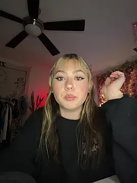 Snapshot of peachesncreamyy chatting on April 28, 3:44 am peachesncreamyy online show from April 28, 3:44 am