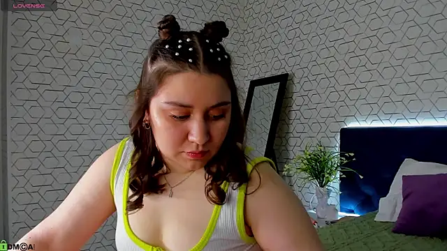 Snapshot of Maya_Raay chatting on April 19, 1:05 am Maya Raay online show from April 19, 1:05 am
