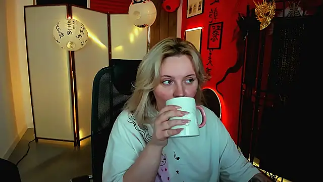 Snapshot of KathyBriggs chatting on May 10, 5:12 am KathyBriggs online show from May 10, 5:12 am