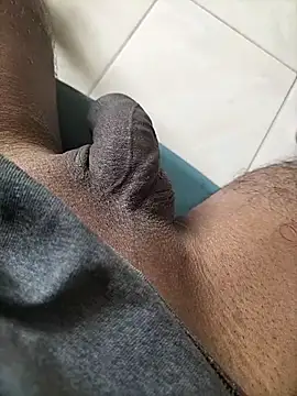 Snapshot of wildguy27 chatting on March 27, 5:35 am wildguy27 online show from March 27, 5:35 am